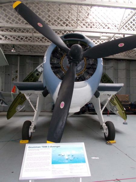 米海軍のグラマンTBM-3アベンジャー爆撃機。小川氏の回想では「戦闘機」とあったが、爆弾を落としていったという証言から、こちらのアベンジャー爆撃機だった可能性もある。写真2019年頃撮影：ダグスフォート帝国軍事博物館より
