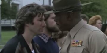 アメリカ海軍の白い制服がとても眩しい戦争映画「 愛と青春の旅立ち 」